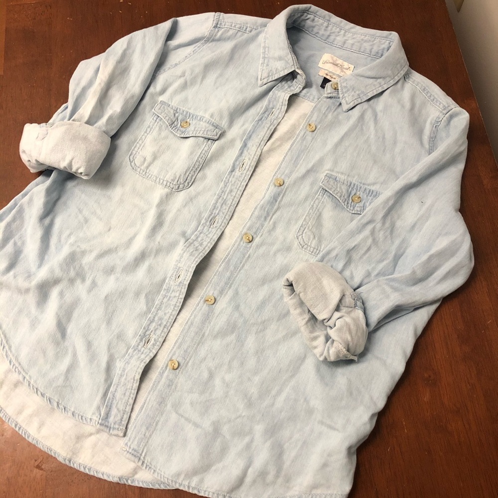 Women’s Universal Thread button down shirt - Med